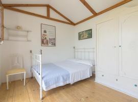 Glamping Green Istria Tiny Houses, hotel a Truške