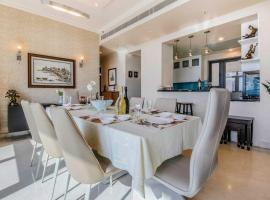 4BHK serviced apartment near Golf Course Road Gurgaon, ξενοδοχείο σε Γκουργκάον