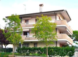 Appartamenti Lignano Sabbiadoro - Villa Ammiraglia: Lignano Sabbiadoro, Faro Rosso yakınında bir otel