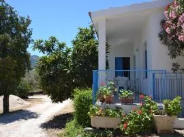 Casa indipendente immersa nel verde con vista mare