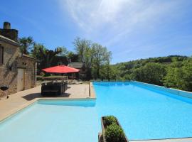 Maison Lou Peyrol avec piscine privée, hotel in Urval