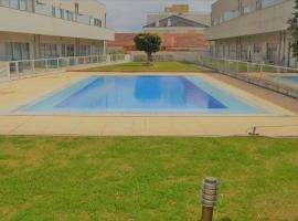 Porto Sea Front Apartment, hotel con piscina a Lavra