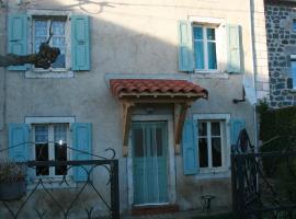 Gite familial à proximité d'une mini ferme, feriebolig i Saint-Haon