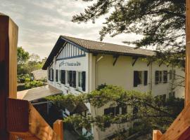 Logis Hôtel Emeraude des Bois, hotel em Mimizan-Plage