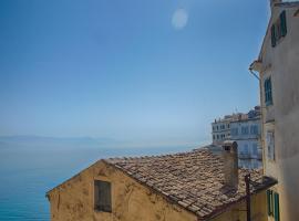 Serene Sea View Apartment in Corfu Old Town, hotel en Corfú