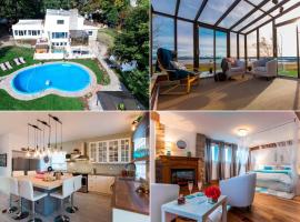Villa by the Water 23 beds 9 baths Pool billard Hot Tub 15 min Old Quebec, ξενοδοχείο με υδρομασάζ σε Saint-Laurent-de-l'ile d'Orleans