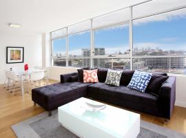 Gadigal Groove - Modern and Bright 3BR Executive Apartment in Zetland with Views, hotell i nærheten av Supa Centa Moore Park i Sydney