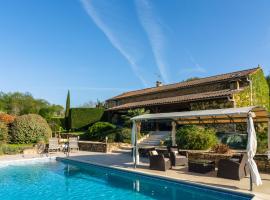 Spacious holiday home with private pool, hotel v mestu Larzac