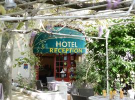 Logis Le Terminus – hotel w mieście Sénas