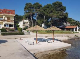 Apartment Nella, hotel en Molat