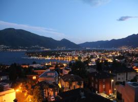 Lichtdurchflutete Ferienwohnung mit Panorama-Sicht und Schwimmbad/Sauna、Muraltoのホテル