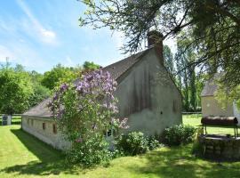 Unique Holiday Home with Pool in Combreux Centre, hotell i Combreux