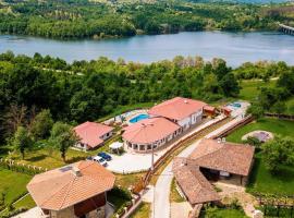 Family Complex KrisBo, hotel dengan kolam renang di Donkovtsi