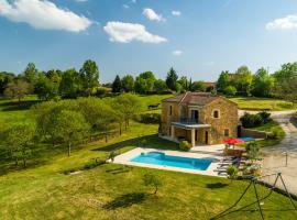 Peaceful holiday home with pool, hotel con estacionamiento en Mazeyrolles