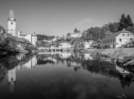 Ubytování Rožmberk nad Vltavou 18, hotel com estacionamento em Rožmberk nad Vltavou