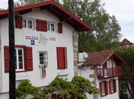 Galerie d'art d'une ancienne mairie de 1783, bed and breakfast en Espelette