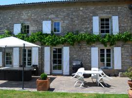 L'ESCALE DES 2 EAUX, hotel in Mortagne-sur-Sèvre