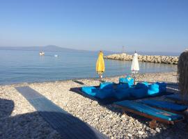Agali 1 Mesonet In Front Of The Sea, ваканционно жилище в Akrogiali