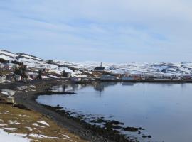 Beautiful house just 50 m from the sea, hotel v mestu Hólmavík