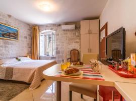 Apartments Dora -Free parking, hotel in Trogir