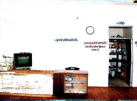 hotel kanha and family restaurant! โรงแรมในBairāt