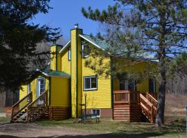 La Maison jaune de Chute-Saint-Philippe, chalet in Lac-Saint-Paul