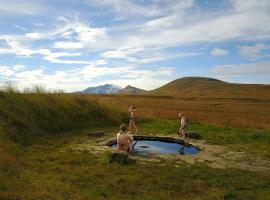 Laugarfell Accommodation & Hot Springs, hotel cerca de Eyjabakkafoss, Laugarfell