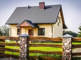 Dom w Głuszynie z linią brzegową