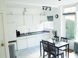 Knusse Natuur Bungalow Hartje Veluwe، فندق في أوتيرلو