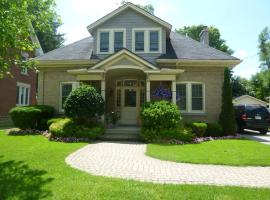 Cottage on Caledonia Bed & Breakfast, alojamento para férias em Stratford