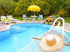 Gorgeous Villa in Anglet with Swimming Pool, ваканционна къща в Англет
