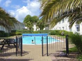 Esplanade Court Apartment with communal seasonal heated pool, hotel v destinaci Paignton