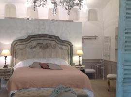 Les Colombes – hotel w mieście Lagnes