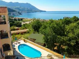 Apartment with pool