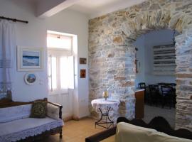 Luxury 100 m2 house in the centre of Naxos, hotel in Dhamariónas