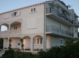 Apartments Vela Luka, ваканционно жилище на плажа в Вела Лука
