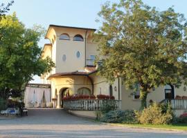 Villa Belvedere 1849, hotel with parking in Misano di Gera dʼAdda