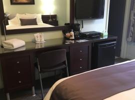 Auberge Centre Ville, pet-friendly hotel in Saguenay