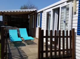 MOBILHOMES baie PERROS -GUIREC-LOUANNEC, hotel in Louannec