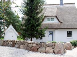 Ferienhaus Rubin mit Sauna und Kamin, Reetdachhaus am Walde, hotel v destinaci Trassenheide