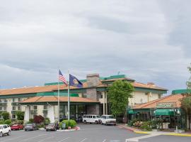 Rogue Regency Inn & Suites, hotel in Medford