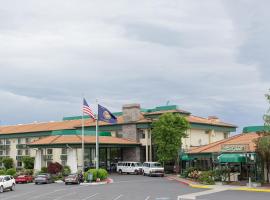 Rogue Regency Inn & Suites, khách sạn ở Medford