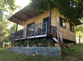 Native House with beautiful pool, căsuță din Bagac