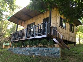Native House with beautiful pool, penginapan layan diri di Bagac
