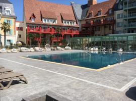 Cyrille et Vacances Presqu'ile de la Touques, готель з гідромасажними ваннами у місті Довіль