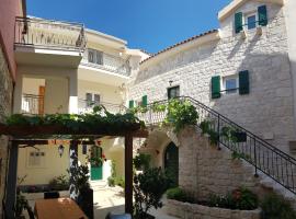 Apartments Dvor - ap1, ap2, ap3, hotel in Baška Voda