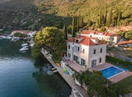 Villa Dubravka - heated outdoor pool and indoor jacuzzi, vilă din Zaton