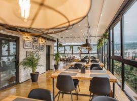 Timber Boutique Hotel, hotel in Tbilisi City
