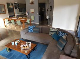 Bay Breeze Beach Holiday Home, hotel di Corinella