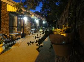 Coral Tree Guest Rooms, hotel di Worcester